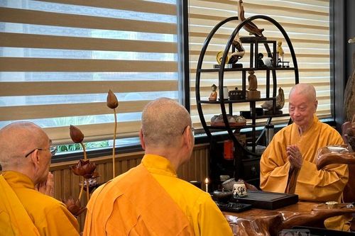 Hòa thượng Thích Hải Ấn cung thỉnh Đức Pháp chủ chứng minh hội thảo về Thiền phái Liễu Quán