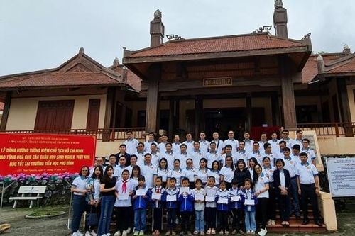 Lớp Cao cấp lý luận chính trị K74.A04 với nhiều hoạt động ý nghĩa trong hành trình về nguồn tại Định Hóa, Thái Nguyên