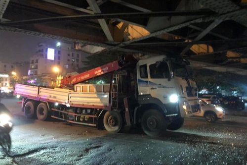 Không quan sát chiều cao, tài xế xe cẩu đâm vào gầm cầu Long Biên
