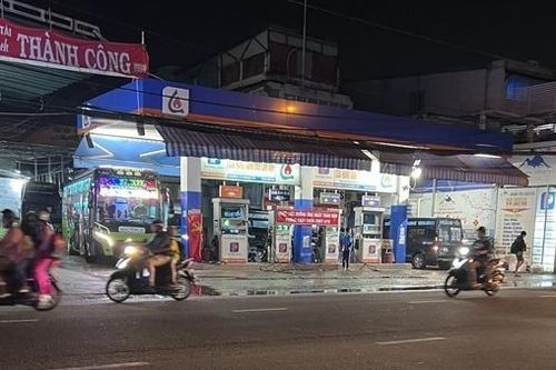 Nhiều nhà xe vẫn đón khách tại các cây xăng, siêu thị, bệnh viện...