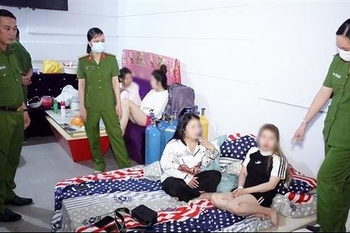 Thuê phòng trọ để 'bay lắc' cùng 50 bình khí cười