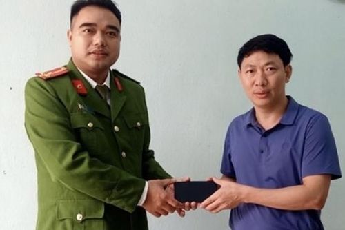 Người dân nhặt được của rơi nhờ Công an xã trả lại cho người bị mất