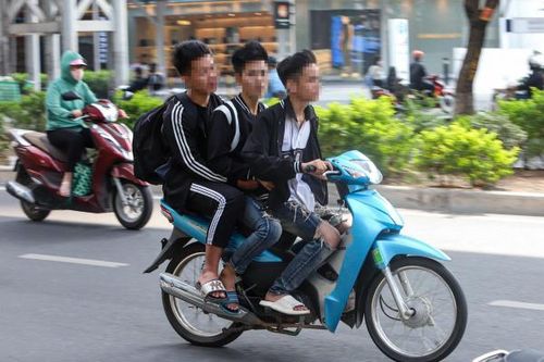 Học sinh Hà Nội 'đầu trần, kẹp ba' lao vun vút trên đường phố
