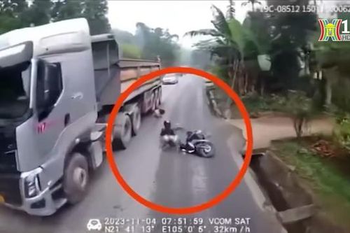 Tài xế xe máy thoát chết trong gang tấc