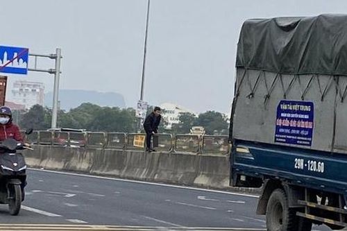 Người đi bộ cần nâng cao ý thức và trách nhiệm khi tham gia giao thông