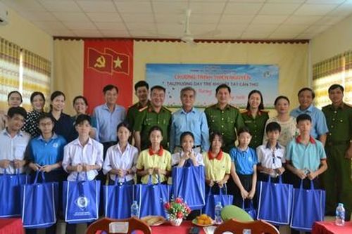 Trường Đại học Cảnh sát nhân dân tặng quà cho trẻ em khuyết tật