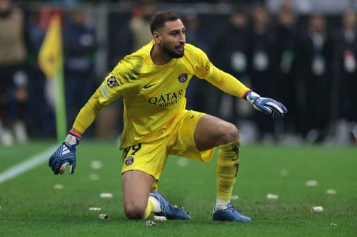Cổ động viên AC Milan in tiền giả ném Donnarumma