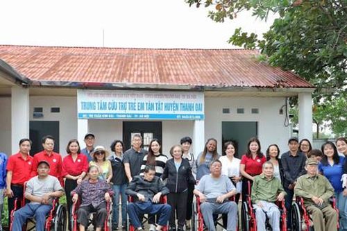 Hà Nội: Trao tặng 140 chiếc xe lăn đến với người khuyết tật, nạn nhân chất độc da cam