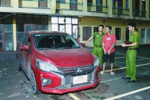 Bắt kẻ lang thang trộm cắp ô tô trước cửa hàng tạp hóa