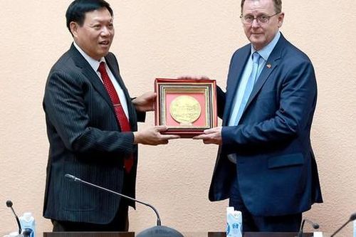 Thứ trưởng Bộ Y tế Đỗ Xuân Tuyên tiếp Thủ hiến bang Thuringen của CHLB Đức