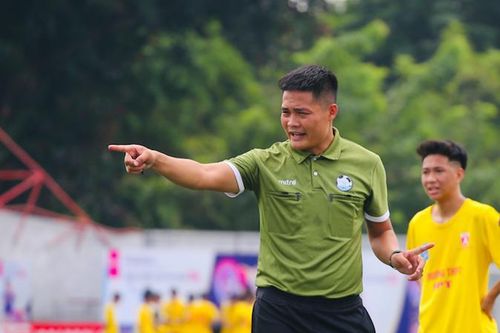 Trọng tài 9X thích thú cầm còi giải bóng đá học sinh