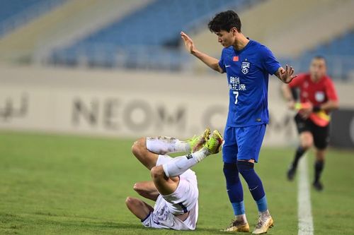 Vợ hậu vệ đội tuyển Việt Nam nổi giận khi chồng bị 'Ronaldo Trung Quốc' đánh nguội