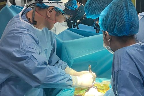 Giây phút 'vàng' cứu em bé tim đập 2 nhịp khác nhau ngay sau khi chào đời