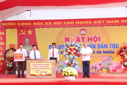 Đồng chí Nguyễn Hòa Bình dự Ngày hội Đại đoàn kết dân tộc tại Hòa Bình