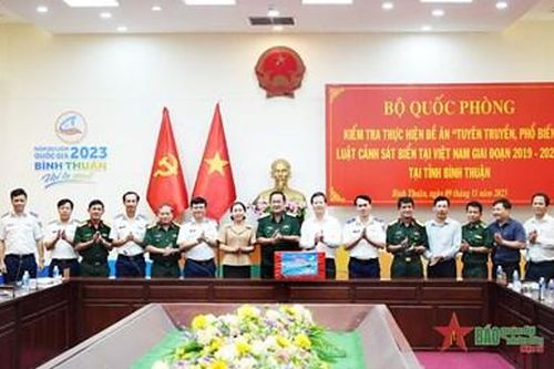 Thượng tướng Võ Minh Lương kiểm tra việc tuyên truyền Luật Cảnh sát biển tại Bình Thuận
