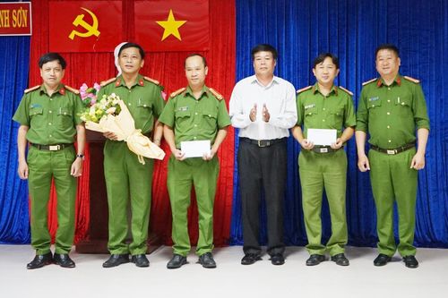 Khen thưởng đột xuất Công an quận Ngũ Hành Sơn về thành tích phá án