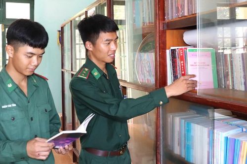Chương trình 'Dân vận khéo – Kết nối biên cương' tặng quà cán bộ, chiến sĩ các đồn biên phòng tỉnh Đắk Nông