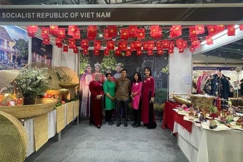 Ẩm thực Việt Nam hút khách tại Hội chợ từ thiện lần 54 ở Indonesia