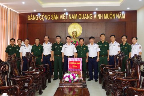 Lãnh đạo Bộ Tư lệnh Cảnh sát biển thăm, tặng quà BĐBP Bình Thuận