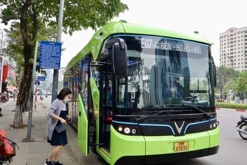 Hà Nội đề xuất tăng giá vé xe buýt liệu có 'giữ chân' được hành khách?