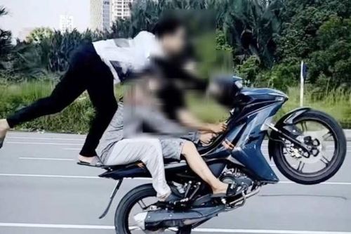 Diễn xiếc trên xe máy, nhóm thanh niên bị triệu tập