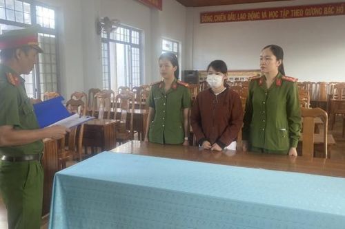 Kon Tum: Khởi tố người phụ nữ xé biên bản xử phạt, đạp vào người CSGT