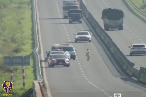 Lái xe cứu thương buồn ngủ đâm ô tô CSGT trên cao tốc, 1 người bị thương