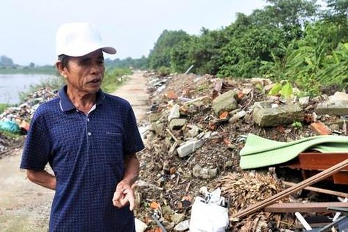 Người dân ngán ngẩm với con đường đầy rác dọc lối vào bãi tập kết