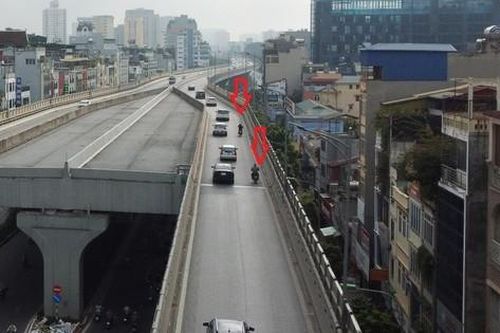 Xe máy bất chấp biển cấm, nguy hiểm chạy lên đường trên cao