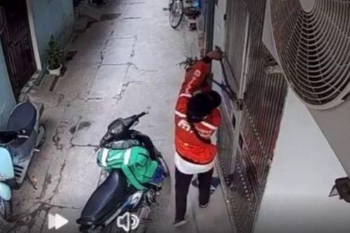 Hà Nội: Đối tượng mặc áo shipper ngang nhiên cắt khóa cửa nhà dân giữa ban ngày
