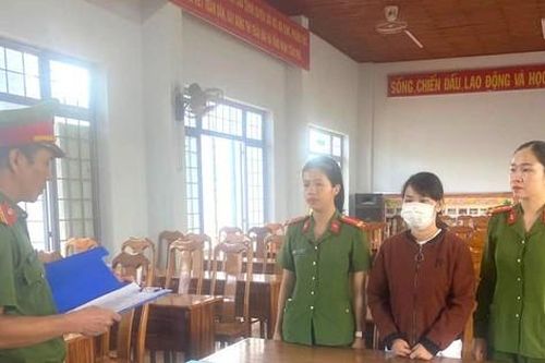 Một phụ nữ bị bắt vì xé biên bản, đạp Cảnh sát giao thông