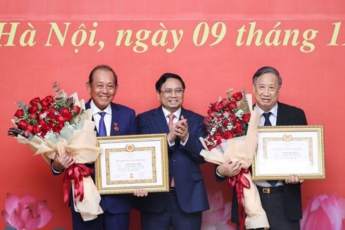 Thủ tướng Phạm Minh Chính trao Huy hiệu Đảng cho hai nguyên phó thủ tướng