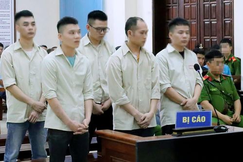 Rủ nhau chiếm đoạt hàng hóa của công ty đem bán