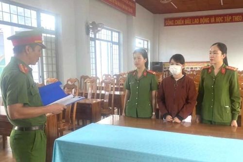 Bắt người phụ nữ giật xé biên bản, tấn công cảnh sát giao thông
