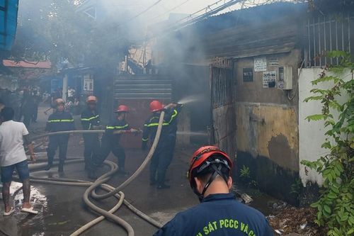 Cháy xưởng giấy giữa khu dân cư ở TP.HCM, nhiều người tháo chạy