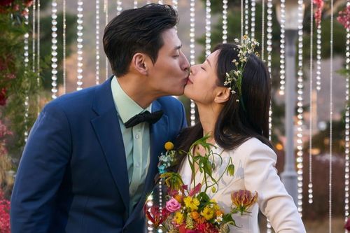 'Yêu lại vợ ngầu' đối đầu với bom tấn siêu anh hùng mới nhất của Marvel