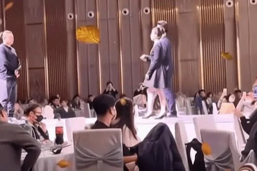 Cặp đôi tổ chức tiệc ly hôn hoành tráng, trả lại tiền mừng cho khách gây xôn xao