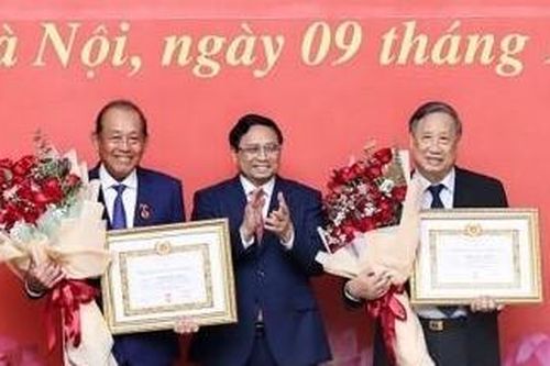Thủ tướng trao huy hiệu Đảng cho ông Trương Hòa Bình và ông Phạm Gia Khiêm