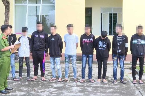 Bắt tạm giam 9 đối tượng vác hung khí 'hỗn chiến' trên đường phố