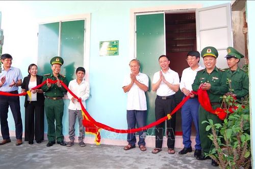 Bàn giao 'Nhà tình nghĩa' tặng bà con giáo dân ở khu vực biên giới tỉnh Quảng Bình