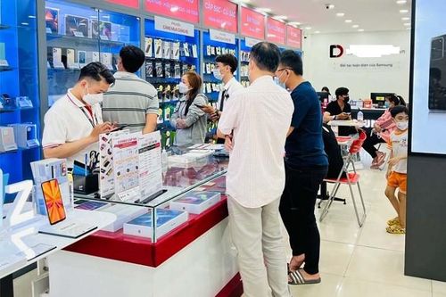 Điện thoại thông minh giảm giá 'sập sàn' dịp cuối năm, có mẫu giảm tới 50%