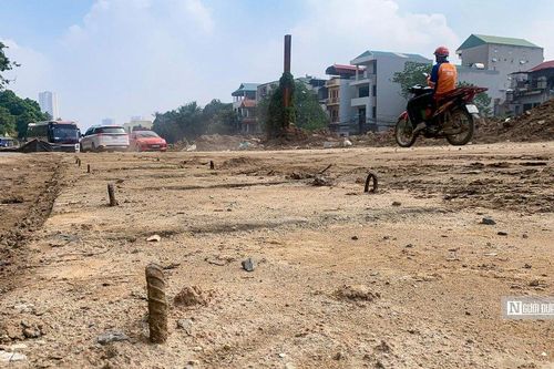 Hà Nội: Cận cảnh tuyến đường đang thi công bị 'bỏ quên'