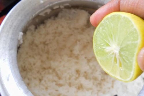 Bị mắng 'té tát' khi vắt chanh vào nồi cơm, ai ngờ đến bữa ăn lại được cả nhà khen nức nở