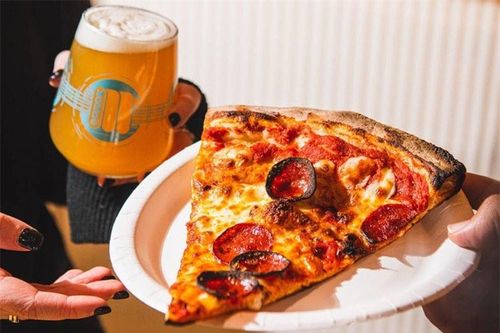 Ăn pizza như thế nào mới chuẩn người Ý? Cách ăn phức tạp hơn bạn tưởng!