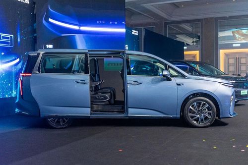 'Cơn ác mộng' của Toyota Alphard ra mắt: Công suất 241 mã lực, nội thât sang chảnh, giá rẻ bất ngờ