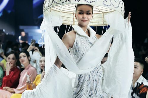 Thanh Hằng lộ diện hậu đám cưới, cười tươi rói khi được khán giả chúc phúc