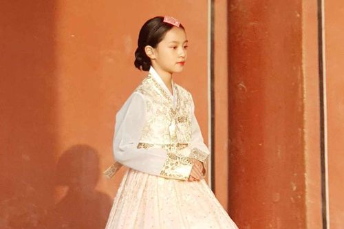 Mẫu nhí 10 tuổi diện trang phục hanbok 'gây sốt' cõi mạng
