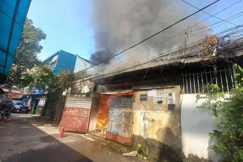 TPHCM: Cháy nhà sản xuất giấy, người dân bên cạnh ôm tài sản tháo chạy