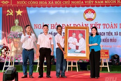 Trưởng Ban Dân vận Tỉnh ủy, Chủ tịch Ủy ban MTTQ tỉnh Phạm Thị Thanh Thủy dự Ngày hội Đại đoàn kết toàn dân tộc với Nhân dân thôn Thạch Tiến