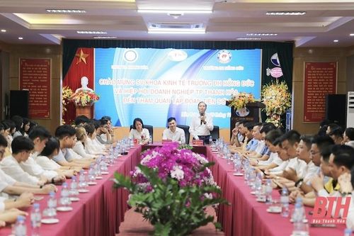 Sinh viên Trường ĐH Hồng Đức tham quan, tìm hiểu tại các doanh nghiệp